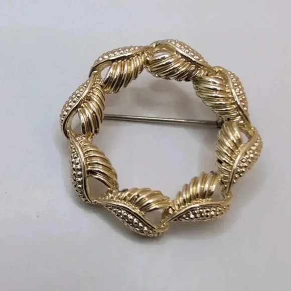 CORO brooch feather wreath GoldTone excellent used condition - Picture 1 of 4